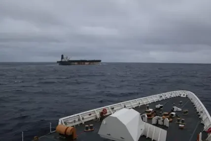 Като в "Лудия Макс", но в Черно море! Русия панически обгражда танкерите с мрежи заради украинските атаки с дронове
