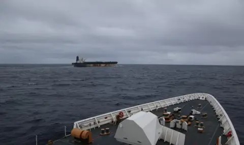Като в "Лудия Макс", но в Черно море! Русия панически обгражда танкерите с мрежи заради украинските атаки с дронове