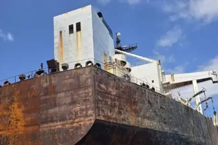 Кораб от сенчестия флот замърсява Черно море край Бургас?