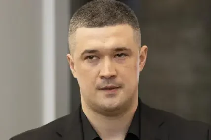 Към Вашингтон! Отстраненият министър на отбраната на Украйна иска да събере средства за нови проекти