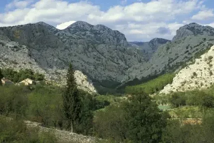 Малък самолет падна в планина в Хърватия, откриха две тела