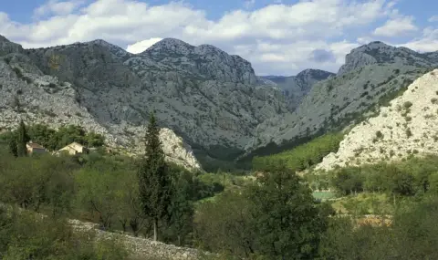 Малък самолет падна в планина в Хърватия, откриха две тела