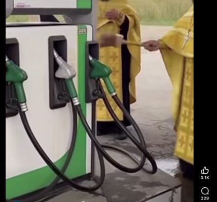Не, тези свещеници не освещават бензиноколонка в Русия