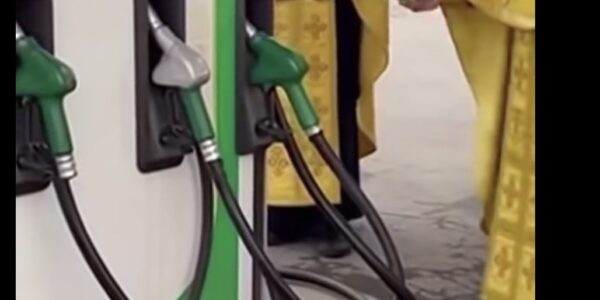 Не, тези свещеници не освещават бензиноколонка в Русия