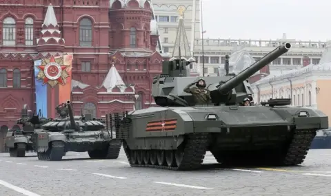 Нови технологии и иновации! Руската армия хвърля танкове с антидрон щит в опит да пробие фронта в Украйна