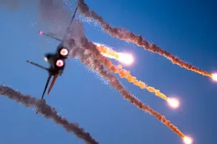Осем въздушни удара! Израелската армия бомбардира авиобаза в Сирия