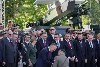 Полша проведе най-големия военен парад в историята си (ВИДЕО)