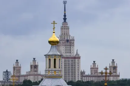 Русия под натиск: петролен срив, корупционни арести и забрана на руската култура в Украйна