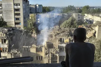 Руски дронове убиха цивилни в Херсон, удариха полицейски участък в Житомир
