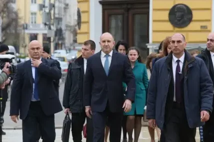 Трудният геополитически баланс на Румен Радев