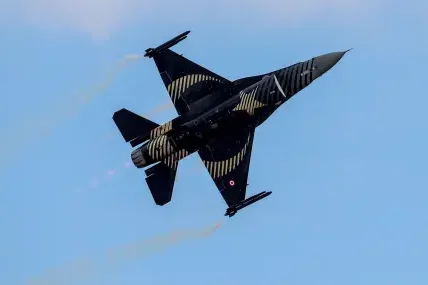 Турски F-16 се разби при тренировъчен полет: изтребителят не е имал съприкосновение с други обекти във въздуха