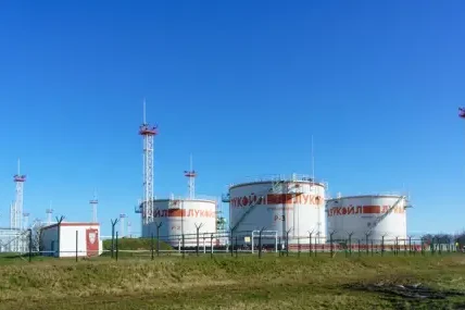 Удар на 1500 км от фронта: Гори рафинерия на „Лукойл“ в Перм