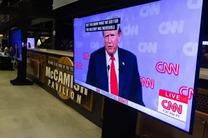 Белият дом забрани на журналисти от телевизионния канал CNN да придружават Тръмп