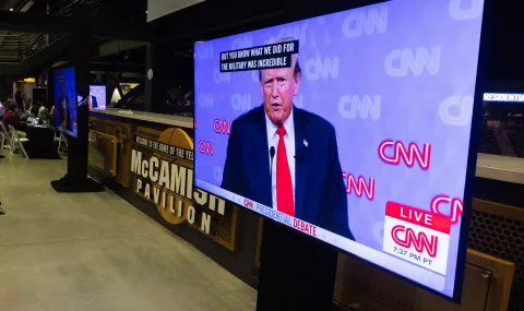 Белият дом забрани на журналисти от телевизионния канал CNN да придружават Тръмп