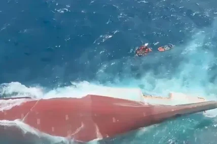 Броят на жертвите при потъването на ферибот в Яванско море достигна 64 души