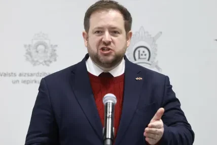 Великобритания въвежда по-строги санкции срещу Иран