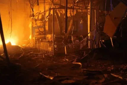 Дрон уби 15-годишна в Севастопол, гори търговски център в Запорожие