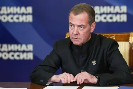 Медведев нападна Сикорски заради думите му за историческия конфликт с Русия