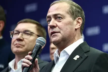 Медведев поиска военен отговор на санкциите