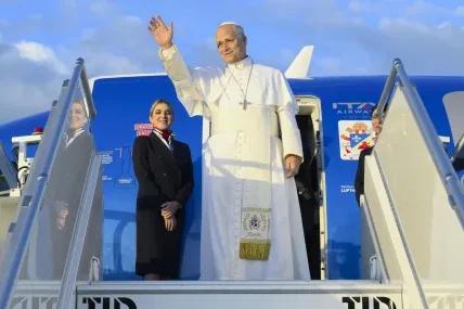 Папа Лъв XIV пристигна във Франция за първата си апостолическа визита