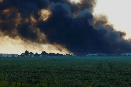 Пожар избухна в складове в Киев, чути са експлозии