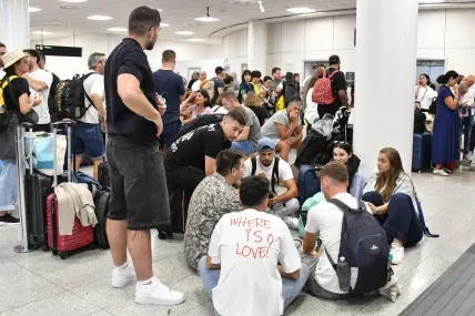 Полетите в Катания са възобновени след ново прекъсване заради Етна