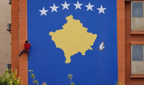 Протестиращи замеряха с камъни сградата на ЕУЛЕКС край Прищина