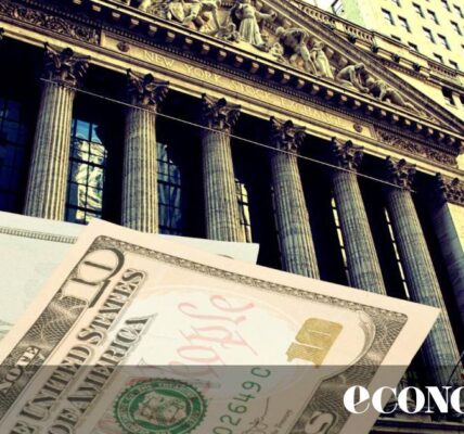 Разпродажбата на американски дълг се ускори, петролът скочи над 105 долара