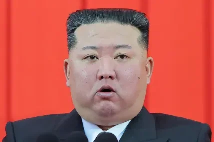 Разузнаването на Южна Корея съобщи, че Ким Чен Ун страда от "изключително затлъстяване”, тежи 140 килограма