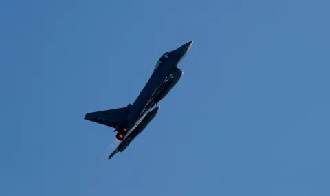 Русия представя модернизиран Су-57 като самолет с „технологии от шесто поколение“