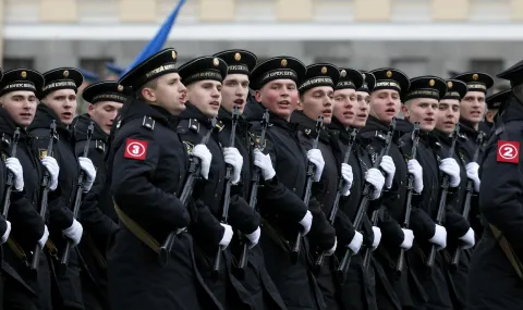 Русия твърди, че е ударила пътуващи към Украйна товарни кораби с оръжие