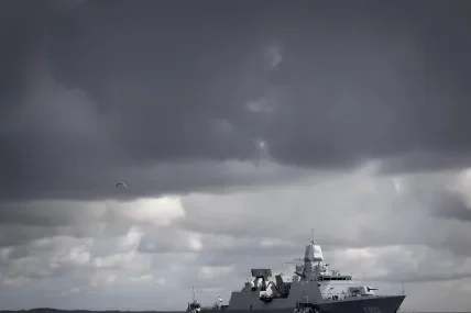 Руска фрегата изстреля сигнални ракети по датски военен хеликоптер край Гедсер