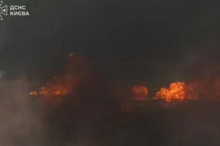 Руски дронове подпалиха бизнес сграда в Киев