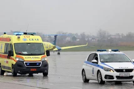 Самолет кацна принудително в Солун заради агресивни британски пътници
