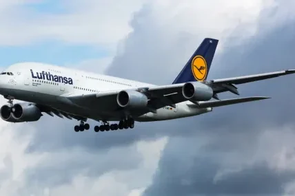 Самолет на Lufthansa кацна аварийно в Лион след самозапалване на преносима батерия