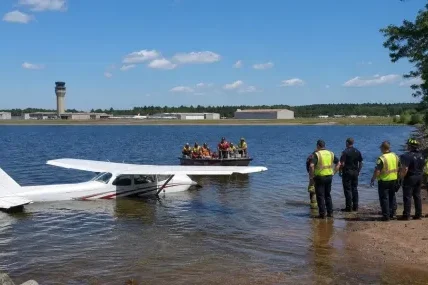 Самолет с американски конгресмен кацна аварийно в езеро, двамата с пилота плуваха до брега