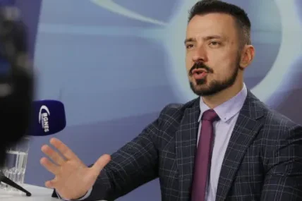 Шкварек: Политиката на АзГ не се различава от тази на германските партии преди 20 години