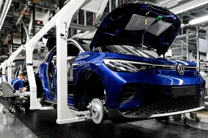 VW съкращава още 50 000 работни места, 4 завода са в риск