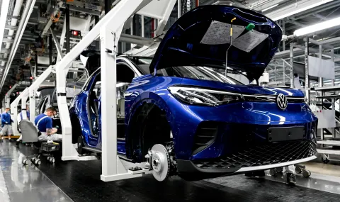 VW съкращава още 50 000 работни места, 4 завода са в риск