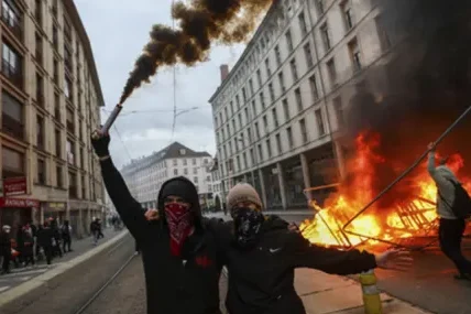 296 задържани при протестите във Франция