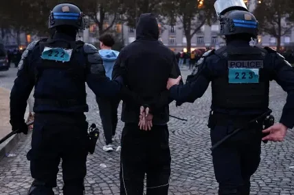 855 задържани в Париж след протестите, 19 в Лимож
