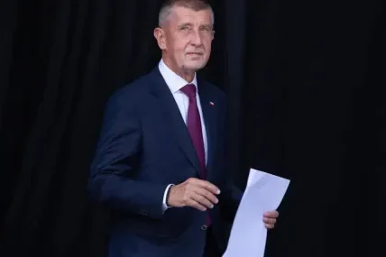 Бабиш призова опозицията да спре протестите за медиите