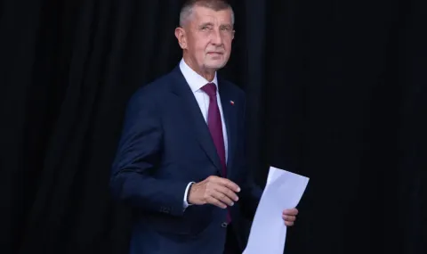 Бабиш призова опозицията да спре протестите за медиите