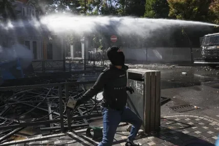 Водни оръдия и сълзотворен газ на протестите в Тирана