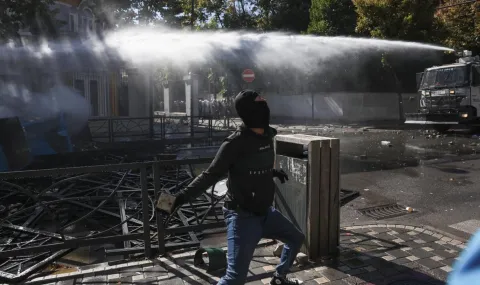Водни оръдия и сълзотворен газ на протестите в Тирана