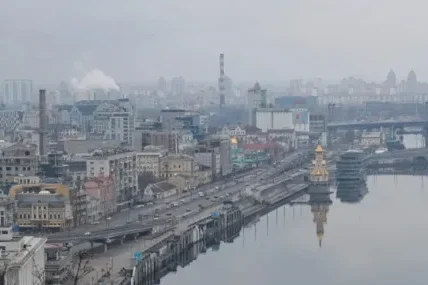 Двама са ранени при удар по Северния мост в Киев