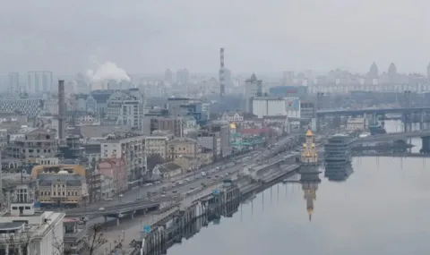 Двама са ранени при удар по Северния мост в Киев