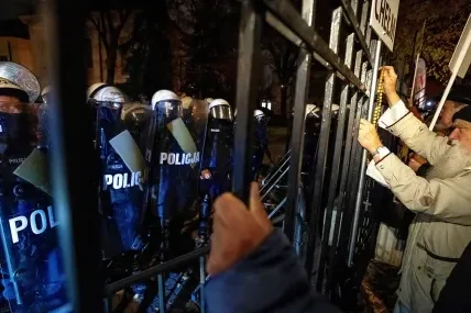 Кризата в Полша ескалира в протести: Навроцки прекъсна визитата си в Сенегал, посланици подадоха оставки