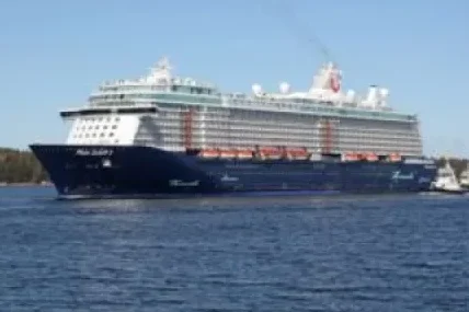 Круизният кораб „Mein Schiff 3“ се сблъска с контейнеровоз в немско пристанище