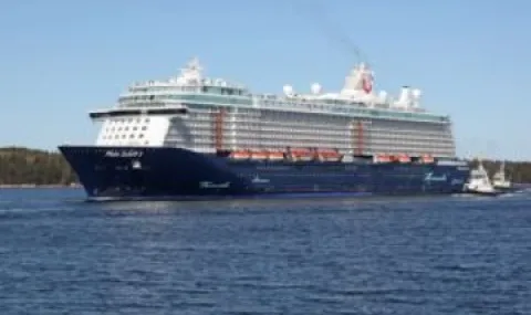 Круизният кораб „Mein Schiff 3“ се сблъска с контейнеровоз в немско пристанище